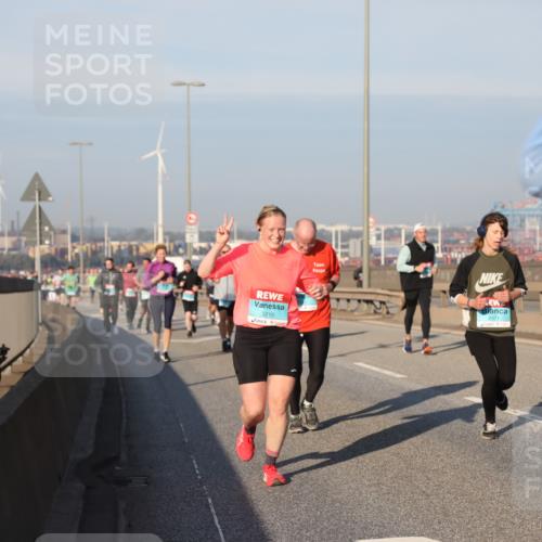 03.10.2025 - Köhlbrandbrückenlauf Yannick Fuchs http://msf.ph/oto/9175863 03.10.2025 08:45:48 Position 2 3210, 2471 meine-sportfotos.de