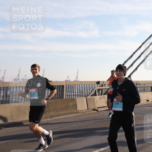 03.10.2025 - Köhlbrandbrückenlauf Yannick Fuchs http://msf.ph/oto/9175878 03.10.2025 08:25:03 Position 1 3183, 1216 meine-sportfotos.de