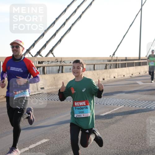 03.10.2025 - Köhlbrandbrückenlauf Yannick Fuchs http://msf.ph/oto/9175946 03.10.2025 08:25:14 Position 1 1106, 3498 meine-sportfotos.de