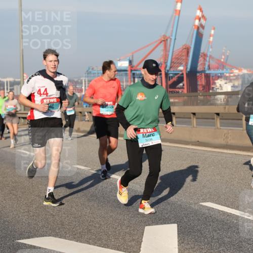 03.10.2025 - Köhlbrandbrückenlauf Yannick Fuchs http://msf.ph/oto/9176049 03.10.2025 08:46:06 Position 2 44, 1973, 3238, 1844 meine-sportfotos.de