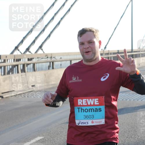 03.10.2025 - Köhlbrandbrückenlauf Yannick Fuchs http://msf.ph/oto/9176172 03.10.2025 08:25:35 Position 1 3603 meine-sportfotos.de