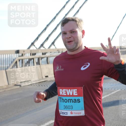 03.10.2025 - Köhlbrandbrückenlauf Yannick Fuchs http://msf.ph/oto/9176174 03.10.2025 08:25:35 Position 1 3603 meine-sportfotos.de