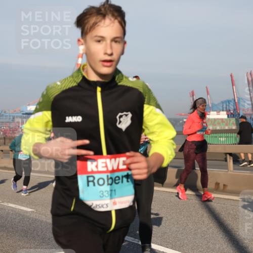 03.10.2025 - Köhlbrandbrückenlauf Yannick Fuchs http://msf.ph/oto/9176223 03.10.2025 08:46:28 Position 2 5, 180, 3371 meine-sportfotos.de