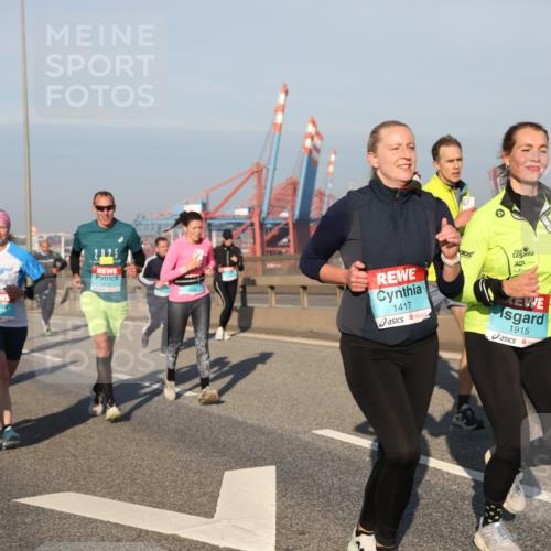 03.10.2025 - Köhlbrandbrückenlauf Yannick Fuchs http://msf.ph/oto/9176249 03.10.2025 08:46:32 Position 2 1228, 1417, 1915 meine-sportfotos.de