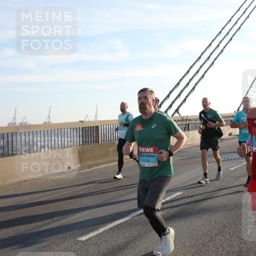 03.10.2025 - Köhlbrandbrückenlauf Yannick Fuchs http://msf.ph/oto/9176286 03.10.2025 08:25:44 Position 1 1105, 19, 3521 meine-sportfotos.de