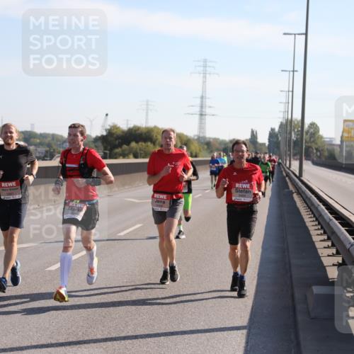 03.10.2025 - Köhlbrandbrückenlauf Yannick Fuchs http://msf.ph/oto/9176367 03.10.2025 11:14:08 Position 3 5961, 6464, 6484 meine-sportfotos.de