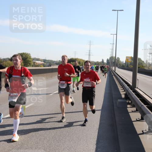 03.10.2025 - Köhlbrandbrückenlauf Yannick Fuchs http://msf.ph/oto/9176376 03.10.2025 11:14:09 Position 3 5961, 6484, 6464 meine-sportfotos.de