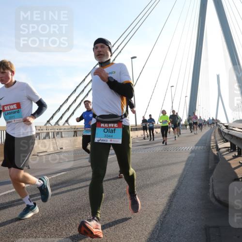 03.10.2025 - Köhlbrandbrückenlauf Yannick Fuchs http://msf.ph/oto/9176501 03.10.2025 08:26:01 Position 1 3111, 3344 meine-sportfotos.de