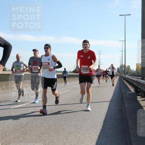 03.10.2025 - Köhlbrandbrückenlauf Yannick Fuchs http://msf.ph/oto/9176503 03.10.2025 11:14:25 Position 3 6715, 6718, 15, 6654 meine-sportfotos.de