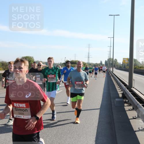 03.10.2025 - Köhlbrandbrückenlauf Yannick Fuchs http://msf.ph/oto/9176639 03.10.2025 11:14:40 Position 3 5926, 6167, 6036 meine-sportfotos.de
