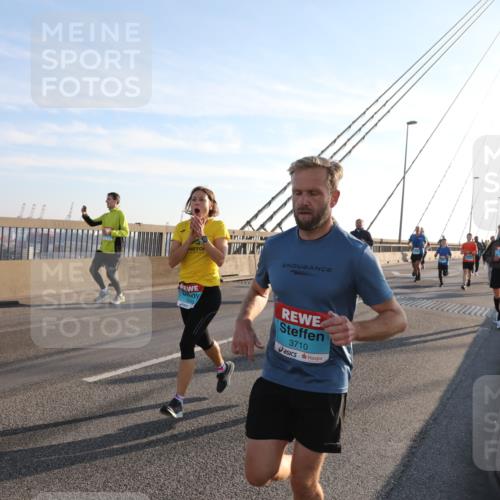 03.10.2025 - Köhlbrandbrückenlauf Yannick Fuchs http://msf.ph/oto/9176679 03.10.2025 08:26:15 Position 1 3710 meine-sportfotos.de