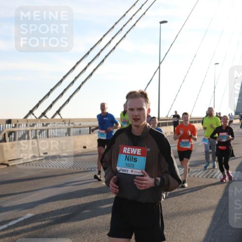 03.10.2025 - Köhlbrandbrückenlauf Yannick Fuchs http://msf.ph/oto/9176722 03.10.2025 08:26:17 Position 1 3708, 1623 meine-sportfotos.de