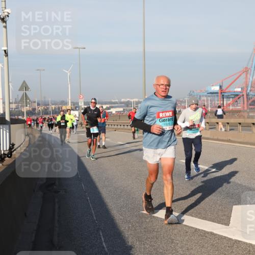 03.10.2025 - Köhlbrandbrückenlauf Yannick Fuchs http://msf.ph/oto/9176779 03.10.2025 08:47:16 Position 2 1523, 2841, 1922 meine-sportfotos.de