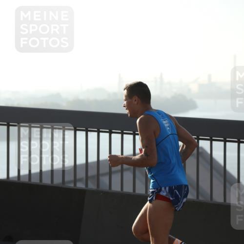 03.10.2025 - Köhlbrandbrückenlauf Yannick Fuchs http://msf.ph/oto/9176802 03.10.2025 08:26:23 Position 1  meine-sportfotos.de