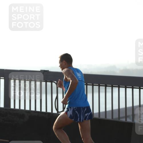 03.10.2025 - Köhlbrandbrückenlauf Yannick Fuchs http://msf.ph/oto/9176806 03.10.2025 08:26:24 Position 1  meine-sportfotos.de