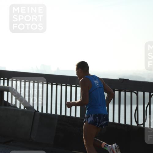 03.10.2025 - Köhlbrandbrückenlauf Yannick Fuchs http://msf.ph/oto/9176812 03.10.2025 08:26:24 Position 1  meine-sportfotos.de