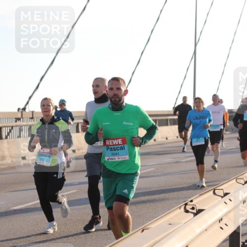 03.10.2025 - Köhlbrandbrückenlauf Yannick Fuchs http://msf.ph/oto/9176928 03.10.2025 08:26:49 Position 1 1377, 3041 meine-sportfotos.de