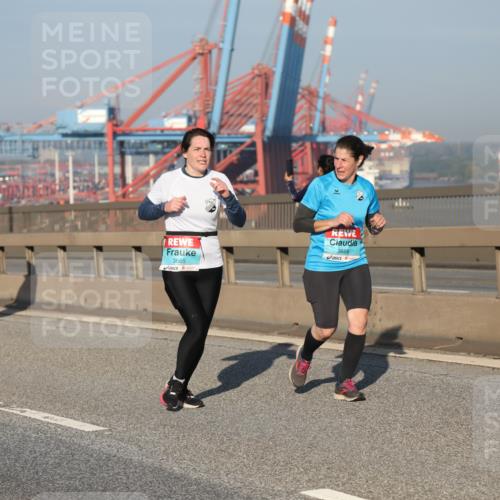 03.10.2025 - Köhlbrandbrückenlauf Yannick Fuchs http://msf.ph/oto/9176933 03.10.2025 08:47:36 Position 2 3665, 3666 meine-sportfotos.de