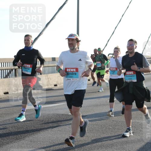 03.10.2025 - Köhlbrandbrückenlauf Yannick Fuchs http://msf.ph/oto/9177032 03.10.2025 08:27:06 Position 1 3188, 3481, 1944, 1506 meine-sportfotos.de