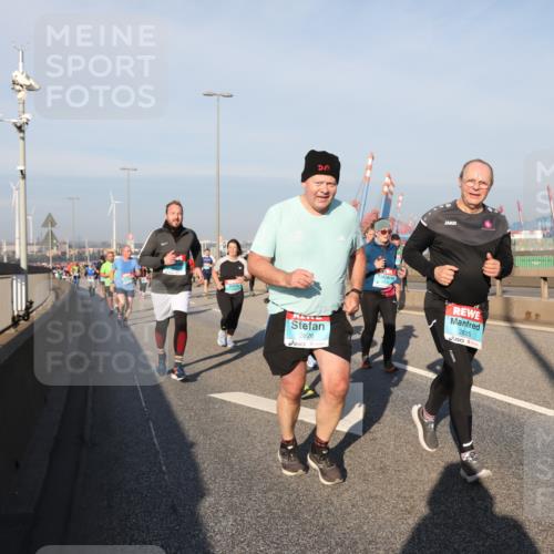 03.10.2025 - Köhlbrandbrückenlauf Yannick Fuchs http://msf.ph/oto/9177131 03.10.2025 08:47:59 Position 2 2, 2826, 2825 meine-sportfotos.de