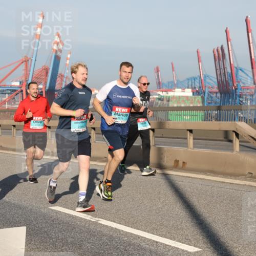 03.10.2025 - Köhlbrandbrückenlauf Yannick Fuchs http://msf.ph/oto/9177170 03.10.2025 08:48:06 Position 2 2956, 2165, 2144, 2171 meine-sportfotos.de