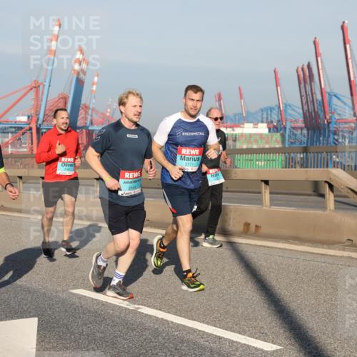 03.10.2025 - Köhlbrandbrückenlauf Yannick Fuchs http://msf.ph/oto/9177172 03.10.2025 08:48:06 Position 2 2956, 2165, 2144, 2171 meine-sportfotos.de