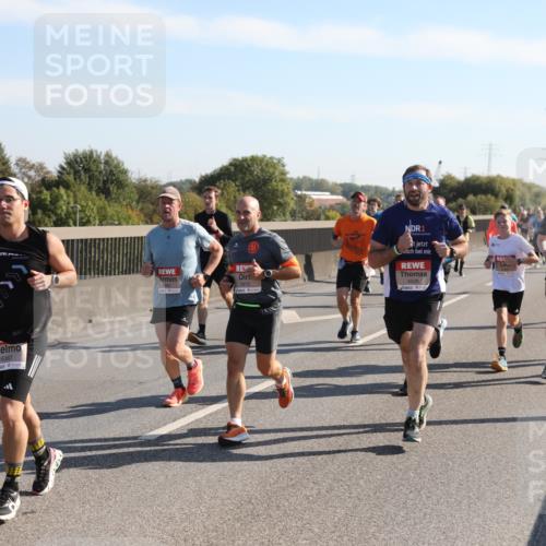 03.10.2025 - Köhlbrandbrückenlauf Yannick Fuchs http://msf.ph/oto/9177180 03.10.2025 11:16:10 Position 3 4390, 5670, 6062, 1, 4528 meine-sportfotos.de