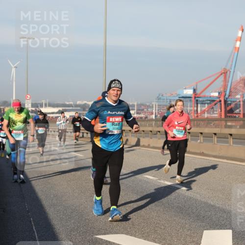 03.10.2025 - Köhlbrandbrückenlauf Yannick Fuchs http://msf.ph/oto/9177284 03.10.2025 08:48:17 Position 2 2038 meine-sportfotos.de