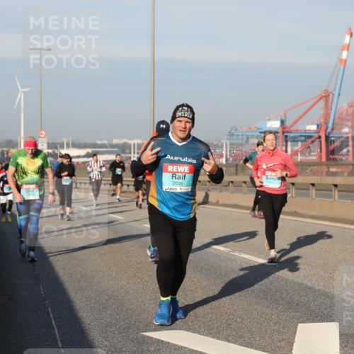 03.10.2025 - Köhlbrandbrückenlauf Yannick Fuchs http://msf.ph/oto/9177290 03.10.2025 08:48:17 Position 2 2038, 1431 meine-sportfotos.de