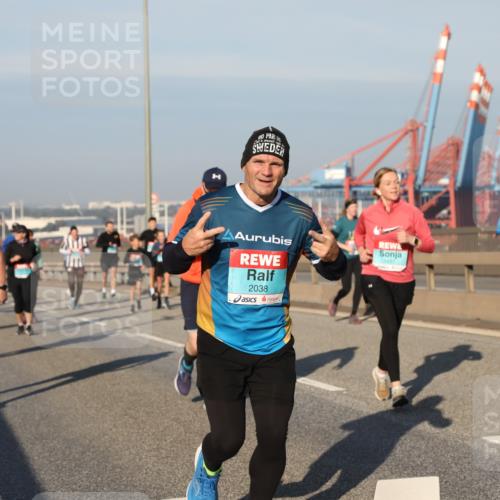 03.10.2025 - Köhlbrandbrückenlauf Yannick Fuchs http://msf.ph/oto/9177299 03.10.2025 08:48:18 Position 2 2038, 1431 meine-sportfotos.de