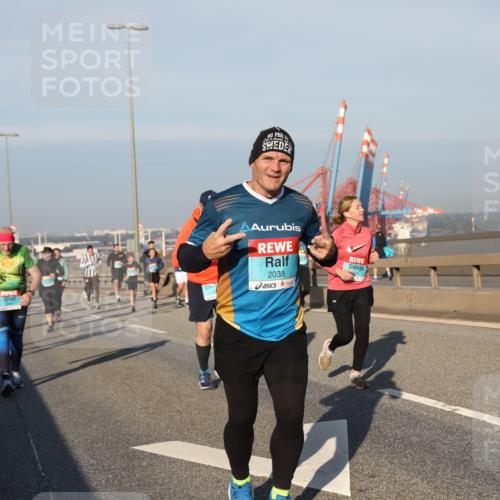03.10.2025 - Köhlbrandbrückenlauf Yannick Fuchs http://msf.ph/oto/9177302 03.10.2025 08:48:18 Position 2 210, 2038 meine-sportfotos.de