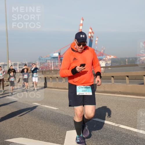 03.10.2025 - Köhlbrandbrückenlauf Yannick Fuchs http://msf.ph/oto/9177316 03.10.2025 08:48:20 Position 2 3348, 2007 meine-sportfotos.de