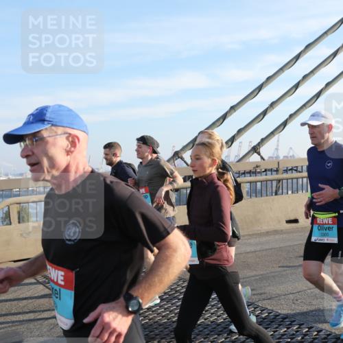 03.10.2025 - Köhlbrandbrückenlauf Yannick Fuchs http://msf.ph/oto/9177327 03.10.2025 08:27:42 Position 1 3300 meine-sportfotos.de