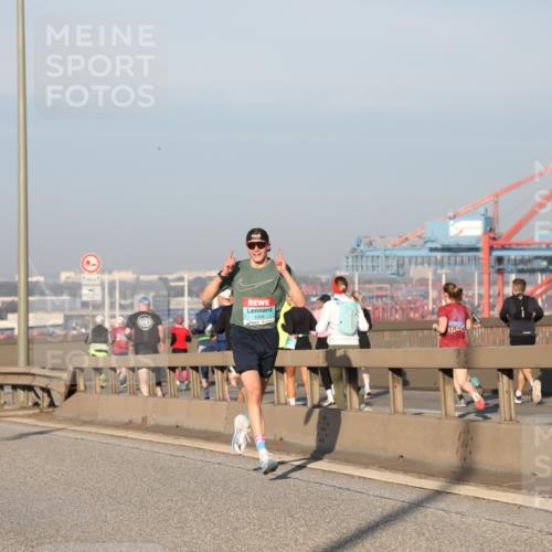 03.10.2025 - Köhlbrandbrückenlauf Yannick Fuchs http://msf.ph/oto/9177366 03.10.2025 08:27:53 Position 1 1008 meine-sportfotos.de