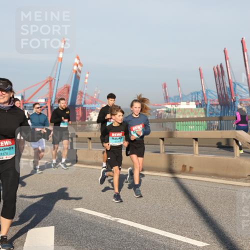 03.10.2025 - Köhlbrandbrückenlauf Yannick Fuchs http://msf.ph/oto/9177368 03.10.2025 08:48:24 Position 2 3580, 3175, 3219 meine-sportfotos.de