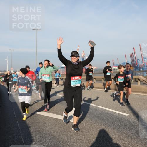 03.10.2025 - Köhlbrandbrückenlauf Yannick Fuchs http://msf.ph/oto/9177381 03.10.2025 08:48:25 Position 2 3178, 3175, 17 meine-sportfotos.de