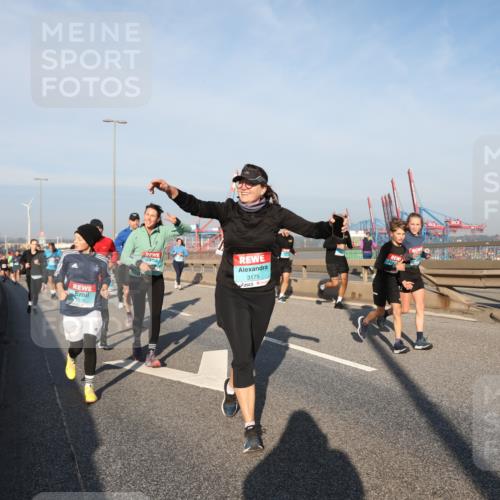 03.10.2025 - Köhlbrandbrückenlauf Yannick Fuchs http://msf.ph/oto/9177386 03.10.2025 08:48:25 Position 2 3178, 3175 meine-sportfotos.de