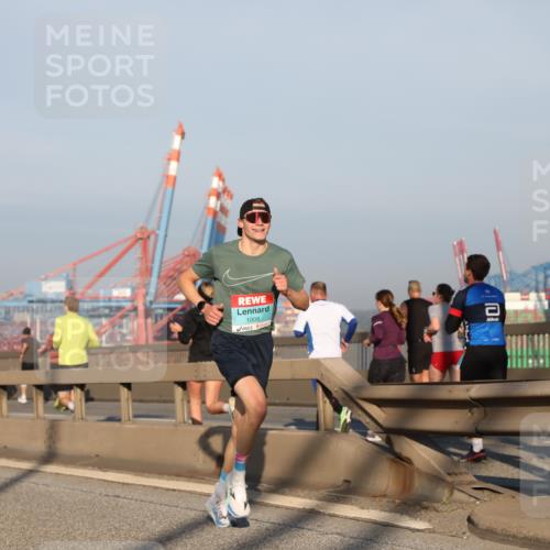 03.10.2025 - Köhlbrandbrückenlauf Yannick Fuchs http://msf.ph/oto/9177398 03.10.2025 08:27:55 Position 1 1008 meine-sportfotos.de