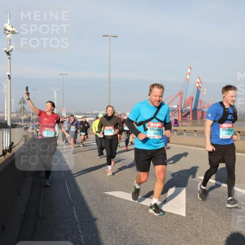 03.10.2025 - Köhlbrandbrückenlauf Yannick Fuchs http://msf.ph/oto/9177453 03.10.2025 08:48:31 Position 2 2812, 3229 meine-sportfotos.de