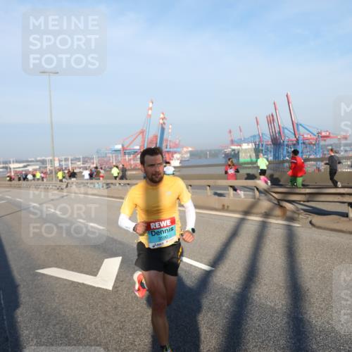 03.10.2025 - Köhlbrandbrückenlauf Yannick Fuchs http://msf.ph/oto/9177454 03.10.2025 08:28:01 Position 1 3590 meine-sportfotos.de