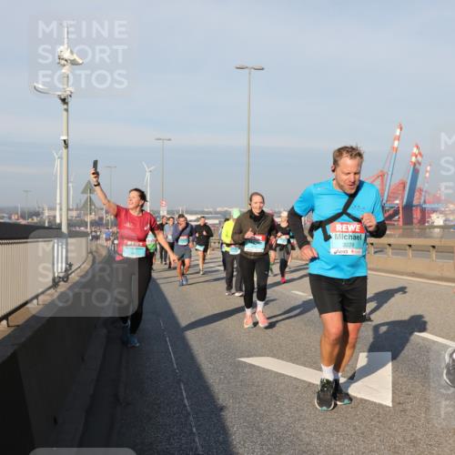 03.10.2025 - Köhlbrandbrückenlauf Yannick Fuchs http://msf.ph/oto/9177456 03.10.2025 08:48:31 Position 2 3229, 2812 meine-sportfotos.de