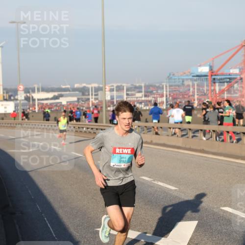 03.10.2025 - Köhlbrandbrückenlauf Yannick Fuchs http://msf.ph/oto/9177469 03.10.2025 08:28:22 Position 1 3782 meine-sportfotos.de