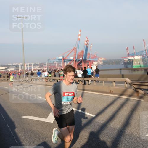 03.10.2025 - Köhlbrandbrückenlauf Yannick Fuchs http://msf.ph/oto/9177475 03.10.2025 08:28:23 Position 1 3782 meine-sportfotos.de