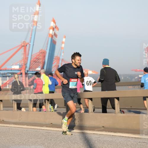 03.10.2025 - Köhlbrandbrückenlauf Yannick Fuchs http://msf.ph/oto/9177513 03.10.2025 08:28:50 Position 1 3760, 69, 2018 meine-sportfotos.de