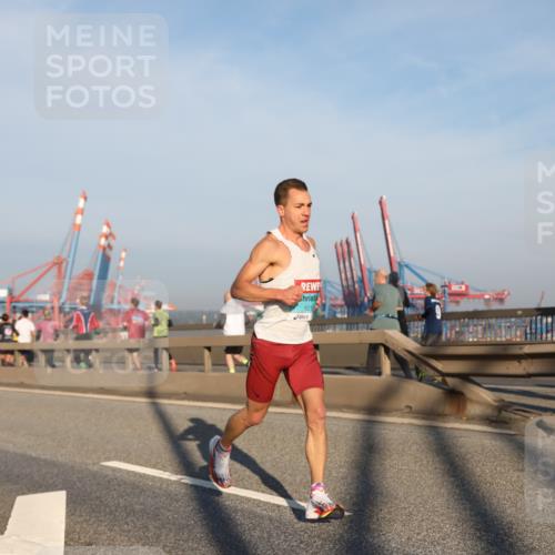 03.10.2025 - Köhlbrandbrückenlauf Yannick Fuchs http://msf.ph/oto/9177576 03.10.2025 08:29:07 Position 1 1018 meine-sportfotos.de