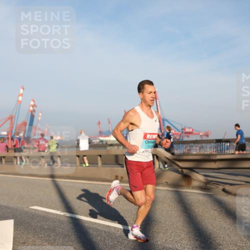 03.10.2025 - Köhlbrandbrückenlauf Yannick Fuchs http://msf.ph/oto/9177581 03.10.2025 08:29:07 Position 1 1015 meine-sportfotos.de