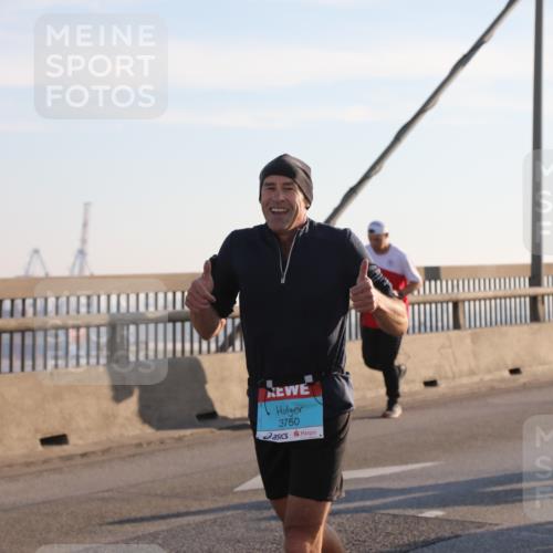 03.10.2025 - Köhlbrandbrückenlauf Yannick Fuchs http://msf.ph/oto/9177622 03.10.2025 08:29:34 Position 1 3750 meine-sportfotos.de