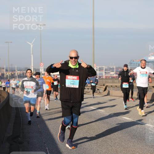03.10.2025 - Köhlbrandbrückenlauf Yannick Fuchs http://msf.ph/oto/9177652 03.10.2025 08:48:54 Position 2 3843, 1947 meine-sportfotos.de