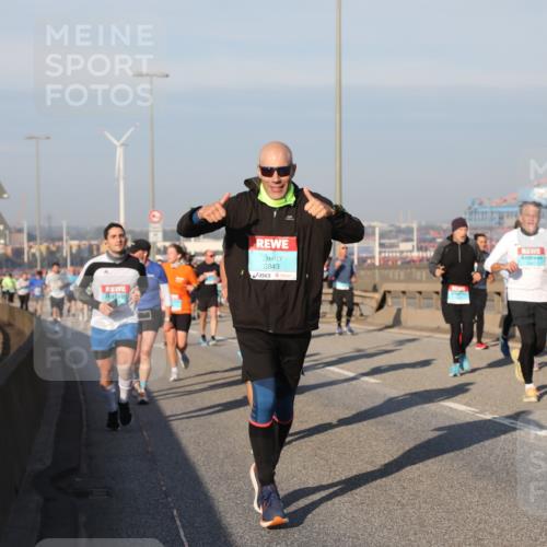 03.10.2025 - Köhlbrandbrückenlauf Yannick Fuchs http://msf.ph/oto/9177655 03.10.2025 08:48:54 Position 2 3843 meine-sportfotos.de