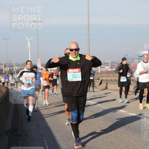 03.10.2025 - Köhlbrandbrückenlauf Yannick Fuchs http://msf.ph/oto/9177658 03.10.2025 08:48:54 Position 2 3843 meine-sportfotos.de